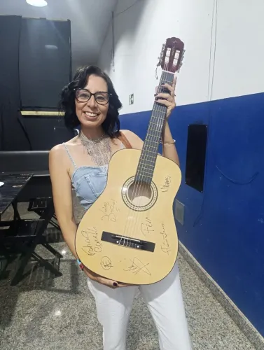 Violão autografado pela banda Capital Inicial