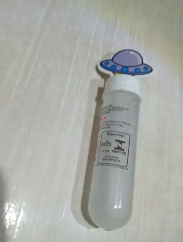 Bolinha de sabão com bolhas que não estouram facilmente.