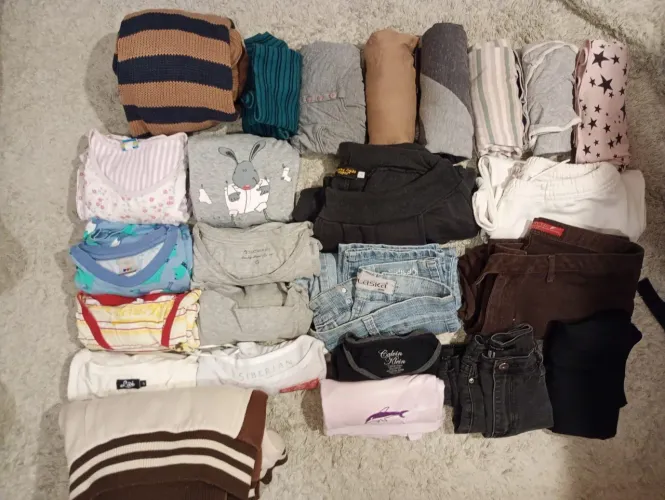 Lote de 25 peças de roupas femininas variadas usadas