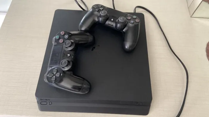 Console PlayStation 4 Slim + 1 TB + 2 DUALSHOCK 4 + 10 jogos.