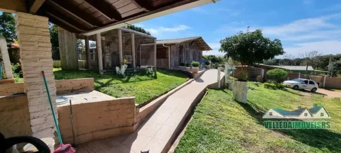 Velleda oferece lindo sítio em Águas Claras próximo do asfalto, c/ galpão e linda casa, es