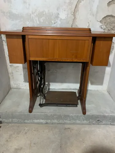 Mesa e máquina de costura