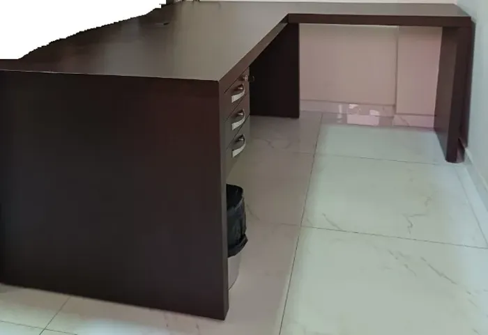 Mesa em L para escritório em excelente estado de conservação.