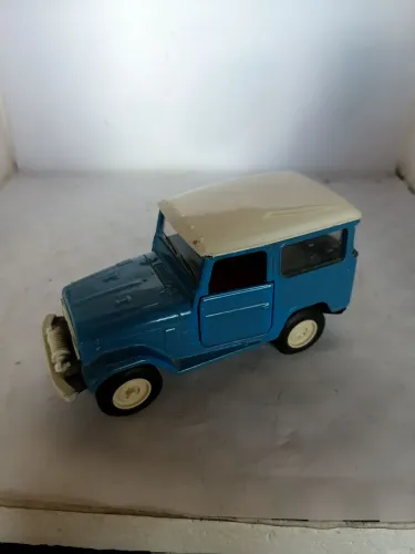 Miniatura Toyota bandeirante com pequenas avarias 