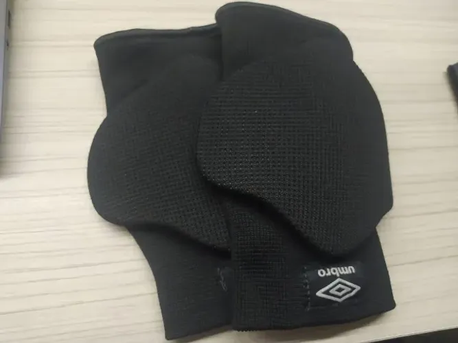 COTOVELEIRA UMBRO - TAMANHO P - NOVA - UNISSEX - FUTSAL