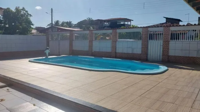 Casa de 4 quartos com piscina para temporada.