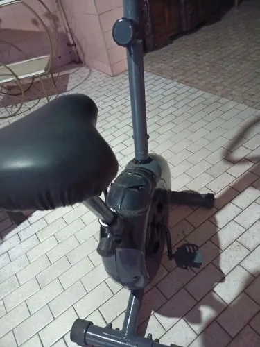 Bicicleta ergométrica Houston com defeito, precisa lubrificação e ajuste na velocidade.
