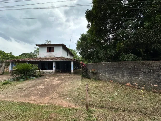 Sítio com casa de dois andares toda gradeada e murada