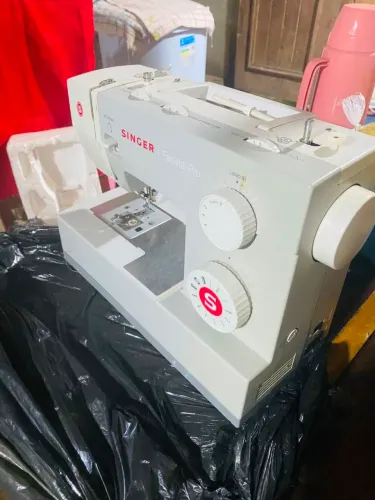 Vendo máquina de costura nova Singer nova