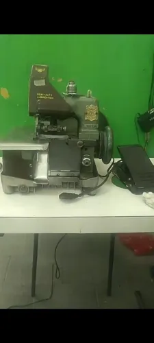 Máquina de overloque em boas condições de uso.
