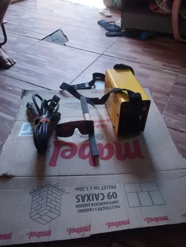 Máquina de solda vendo a máquina de solda 130 amperes 4 meses de uso interessado chama no