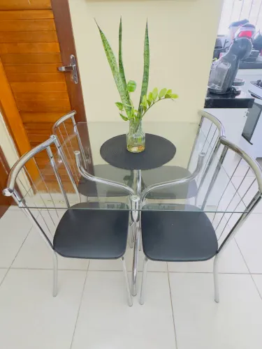 Mesa de vidro + 4 cadeiras 