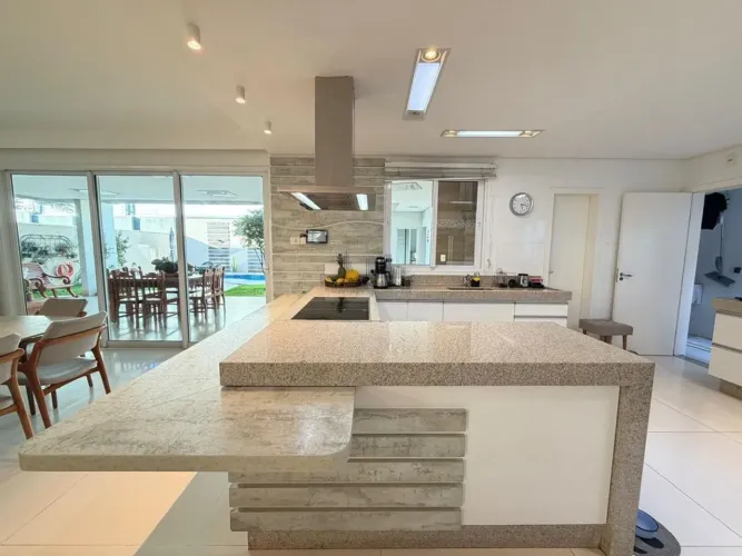 Exclusiva casa condomínio dentro de Maringá com 4 suítes