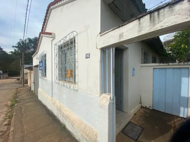 Vendo Casa Excelente local - 5 Quartos - Duas Vagas - Bairro Centenário