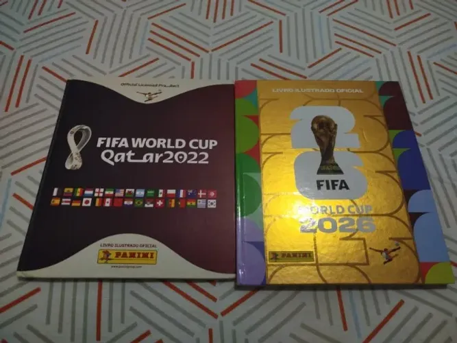 2 ÁLBUNS OFICIAIS COMPLETOS CAPA DURA COPA DO MUNDO FIFA 2022 E 2026