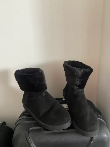 Bota de pelinho preta