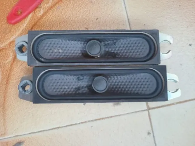 vende-se um par de alto falantes de tv lg 52fg50fd