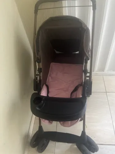 Carrinho de bb novo sem nenhuma marca de uso!NAO faço entrega!