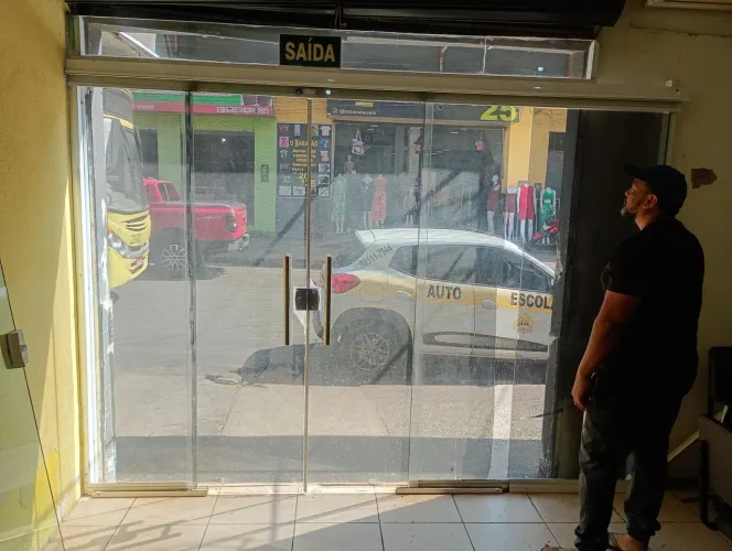 Vendo porta de vidro com várias folhas
