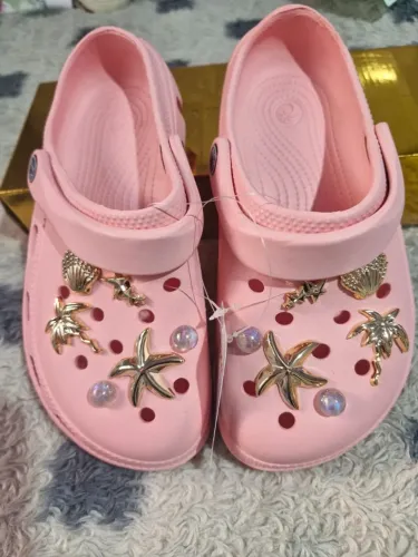 ? CROCS ENFEITADAS ? Lindas e super estilosas! ? ? Tamanho 37/38 e uma Tam 36 ? Ape