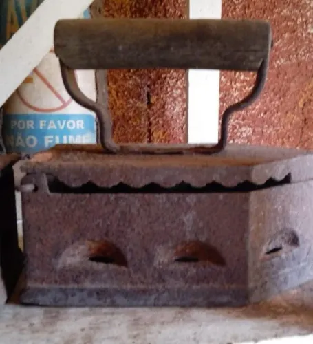 Ferro de passar roupas antigo