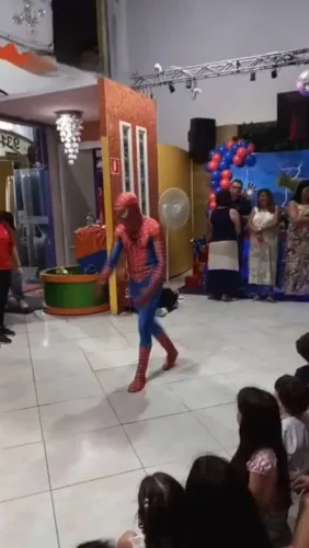 Som iluminação personagem vivo homem aranha show