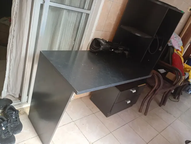 Vendo mesa com 2 gaveta bem conservado 