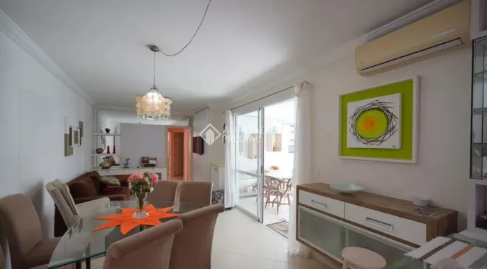 Apto mobiliado, 3 dormitórios, 2 banheiros, sacada estendida e 1 vaga - Trindade, Florianó