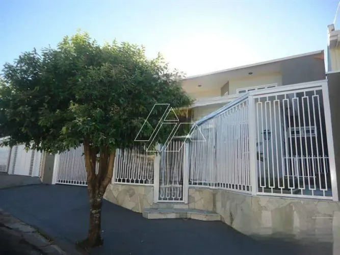 Casa com 4 Dormitórios, 2 Suítes e 4 Vagas à Venda no Jardim Ohara em Marília/SP