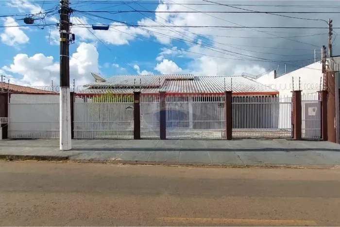 Residência Impecável! Casa com Estrutura Completa a 100m da Av. Imigrantes.
