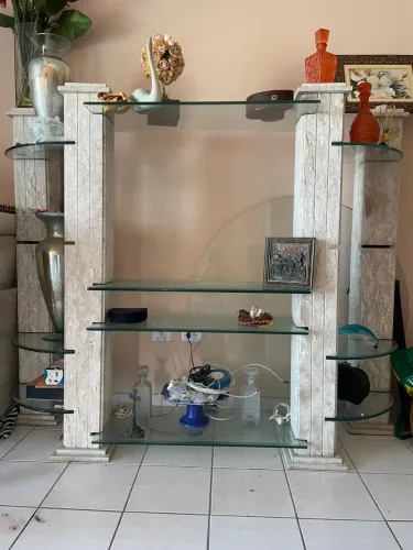 Estante em mármore e vidro