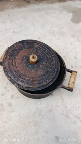 Vendo uma panela de ferro fundido com tampa de 4,1 litros.
