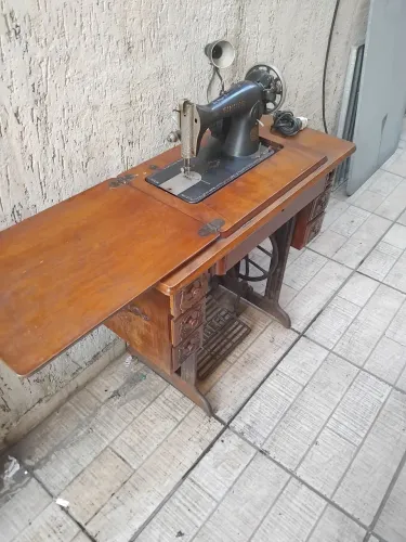 Maquina de Costura Singer Funcionando.