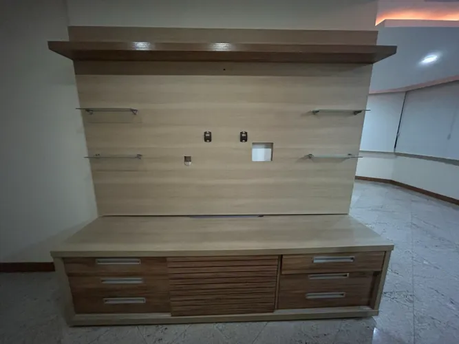Rack com painel em madeira maciça, 2,30x2,10m