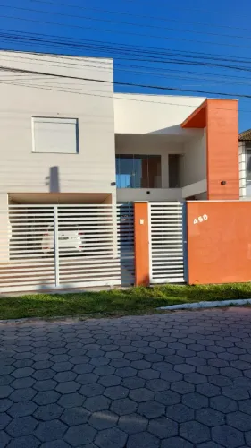 Aluga-se casa térreo, Rio Vermelho. 2 quartos, sala e cozinha conjugada, ótima localização