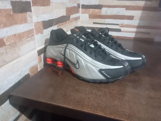 Tênis Nike Shox r4 cinza