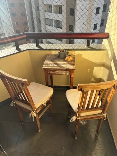 - Conjunto mesa para varanda com 2 cadeiras. Madeira maciça demolição