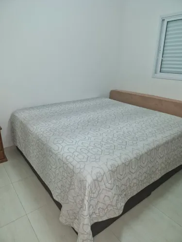 Imperdível conjunto Cama King com Baú + Colchão Ortobom Ouro spring