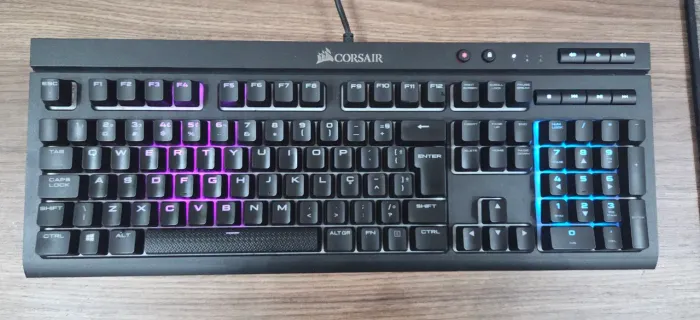 Teclado mecânico gamer corsair k68 rgb switch cherry mx red