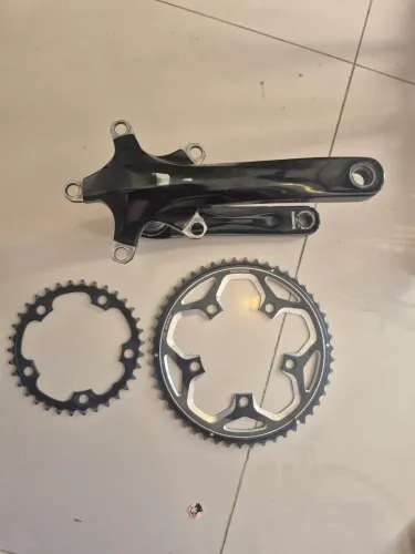 Pedivela Shimano 105 170mm com 5 furos e coroas 50/34 com movimento central incluso.