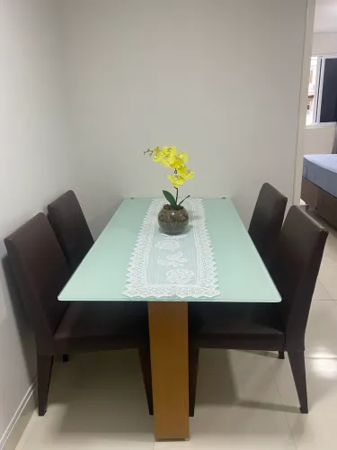 Mesa com quatro cadeiras