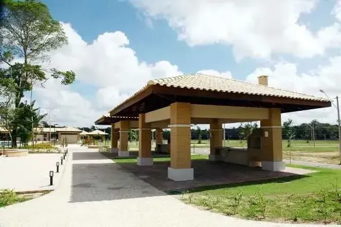 Lote a venda com casa em andamento no Jardins Coimbra