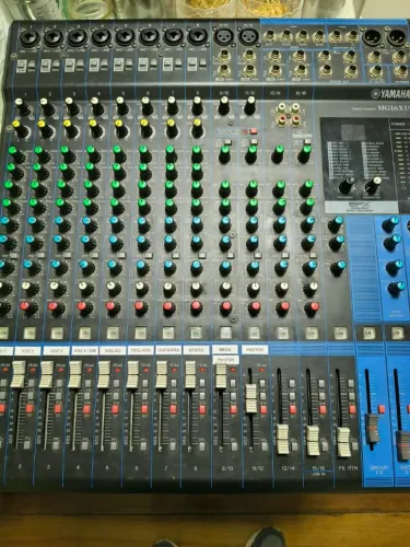 Mesa Yamaha MG16XU usada em excelente estado com 16 canais