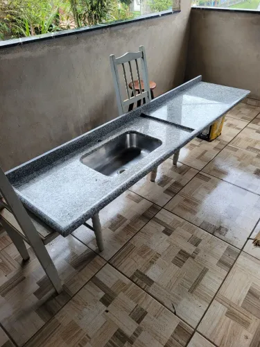 Pia com banca em granito corumbá medindo 218,5 X 55