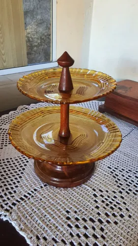 Antiga fruteira centro em madeira e vidros na cor ambar