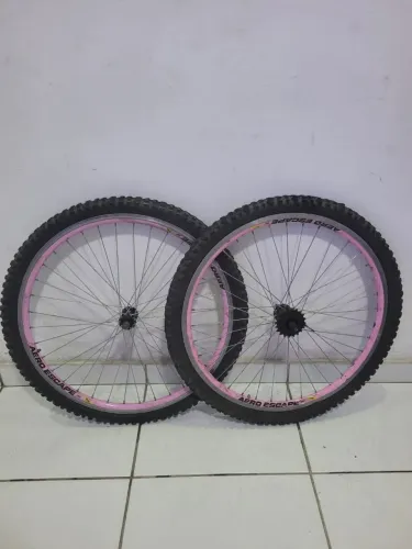 Rodas com pneus de bicicleta
