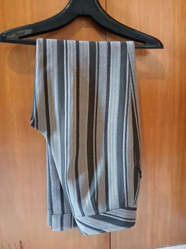 Calça de lã inglesa,corte classico com bolsos.Tamanho M.
