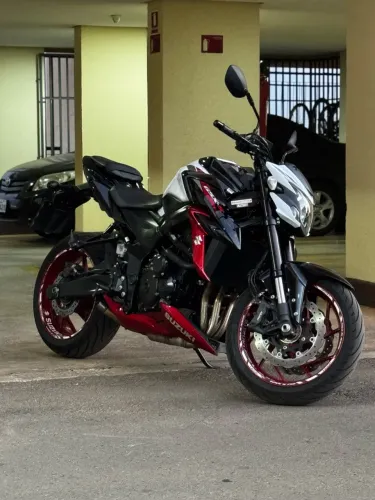 GSX S 750 tricolor - 2021 raridade.