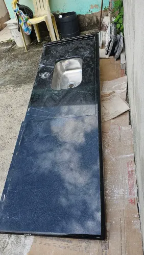 Vende-se pia de cozinha, pia de banheiro, tanque, tudo em granito. E box de banheiro.