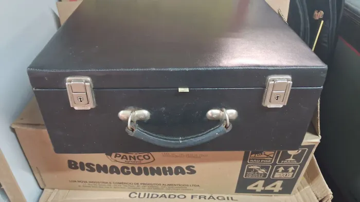 Maleta antiga medidas 41x34x26 espaçosa.